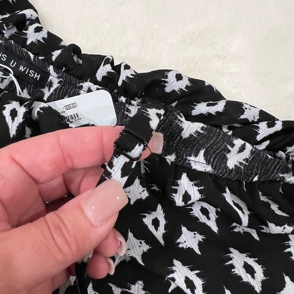 3/$25🎈As U Wish black white geometric patterns capri pants romper - Picture 6 of 6